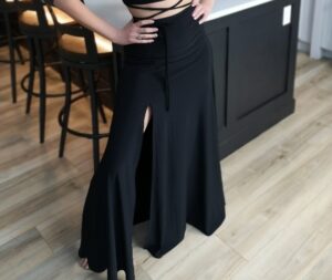 Black maxi skirt with one slits.