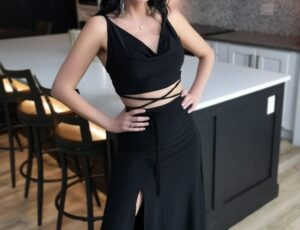 Black maxi skirt with one slits.