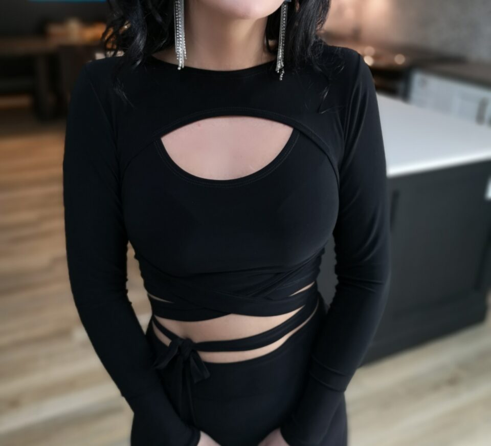 Black long-sleeve crop top.