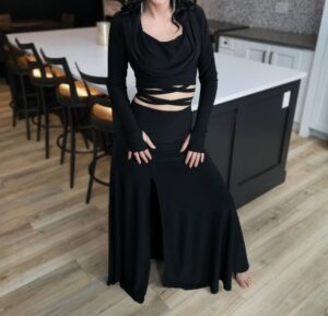 Black hooded long-sleeve crop top.
