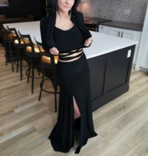 Black hooded long-sleeve crop top.