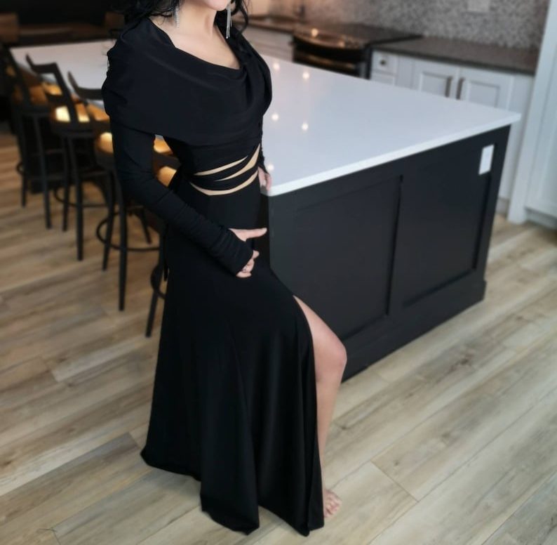 Black hooded long-sleeve crop top.