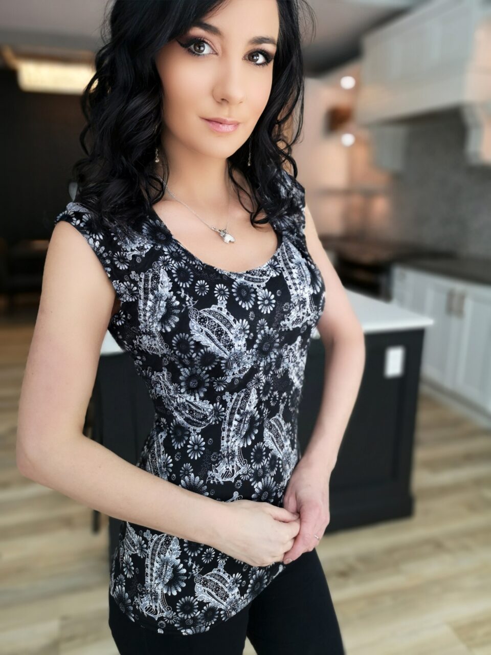 Black and white sunflower cap sleeve top.