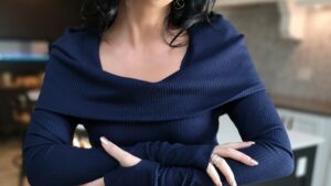 Cowl neck hooded navy fitted tunic top.