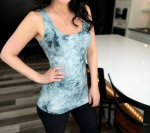 Teal green tie-dye basic tank top.