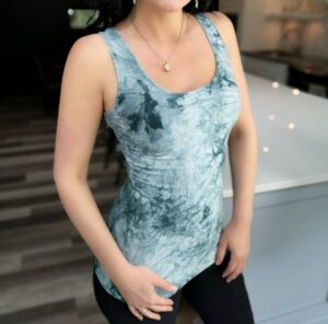 Teal green tie-dye basic tank top.