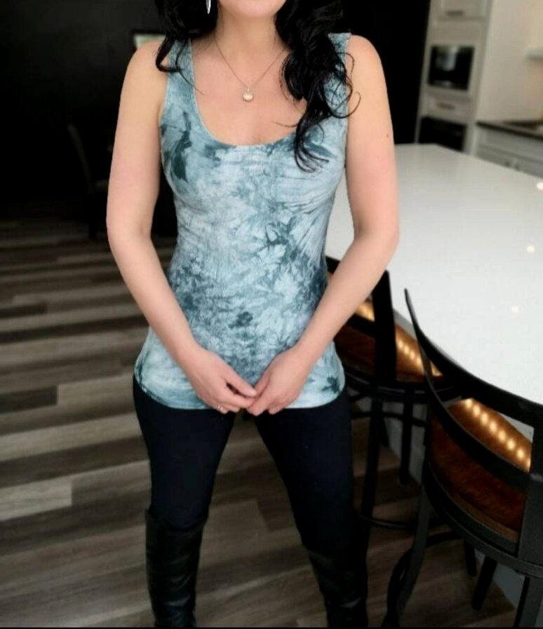 Teal green tie-dye basic tank top.