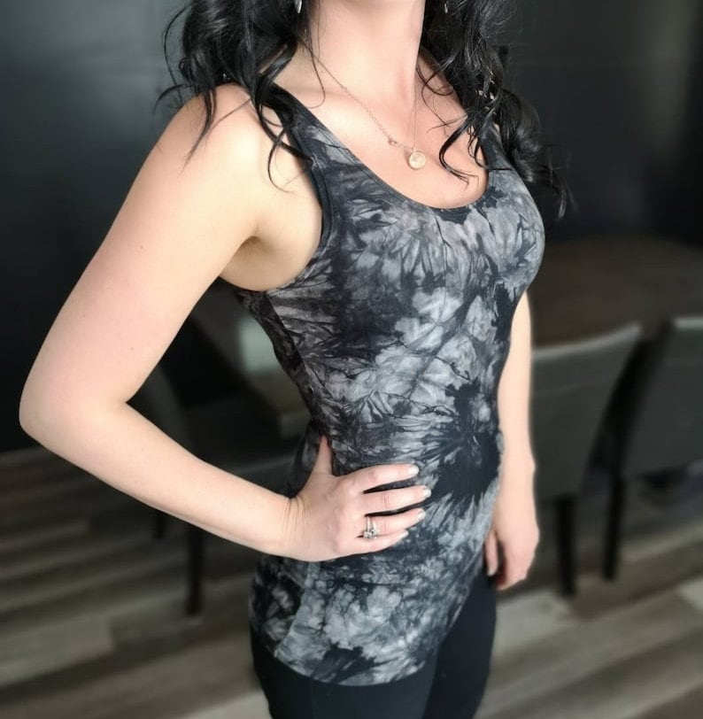 Black tie-dye basic tank top.