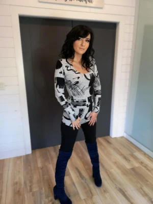 Gorgeous long sleeve, gray and black, abstract print, fitted tunic top.