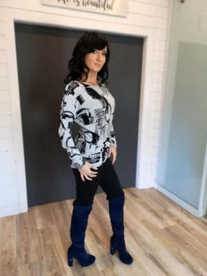Black and gray print long sleeve slouchy yet fitted in the hips and arms tunic top.