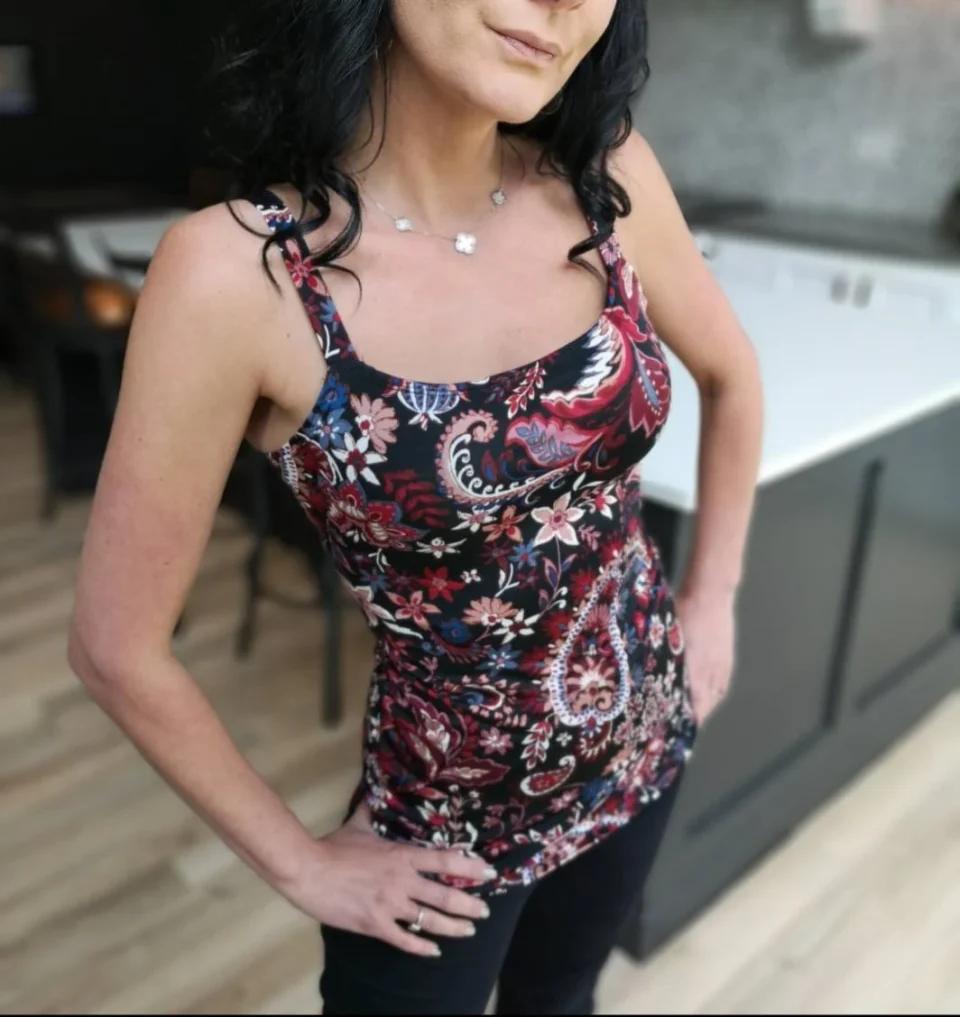 Fitted tank top, in red paisley with touches of white, mauve and blue on black.