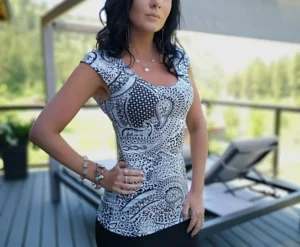 Cap sleeve black, gray and white paisley fitted tunic top.