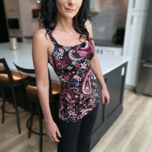 Fitted tank top, in red paisley with touches of white, mauve and blue on black.