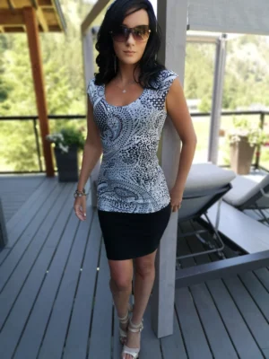 Cap sleeve black, gray and white paisley fitted tunic top.