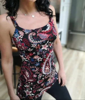 Fitted tank top, in red paisley with touches of white, mauve and blue on black.
