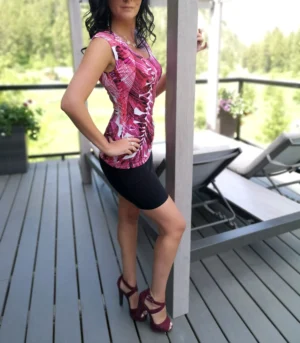 Pink tropical print, cap sleeve, round neck fitted top.