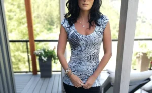 Cap sleeve black, gray and white paisley fitted tunic top.