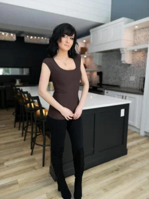 Basic brown round neck cap sleeve fitted top.