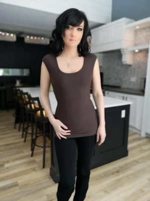 Basic brown round neck cap sleeve fitted top.
