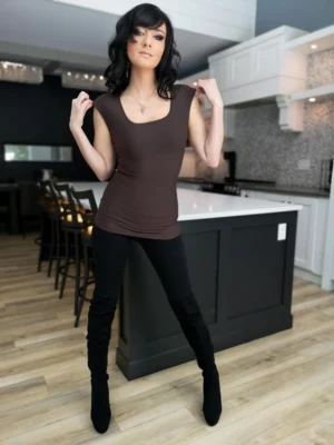 Basic brown round neck cap sleeve fitted top.