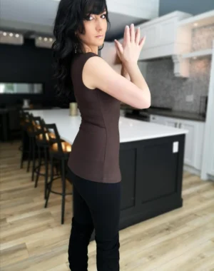 Basic brown round neck cap sleeve fitted top.