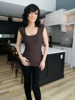 Basic brown round neck cap sleeve fitted top.