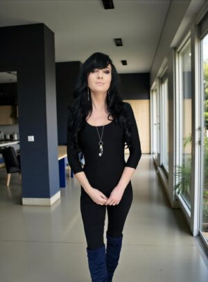 3/4 sleeve black bamboo basic round-neck fitted top.